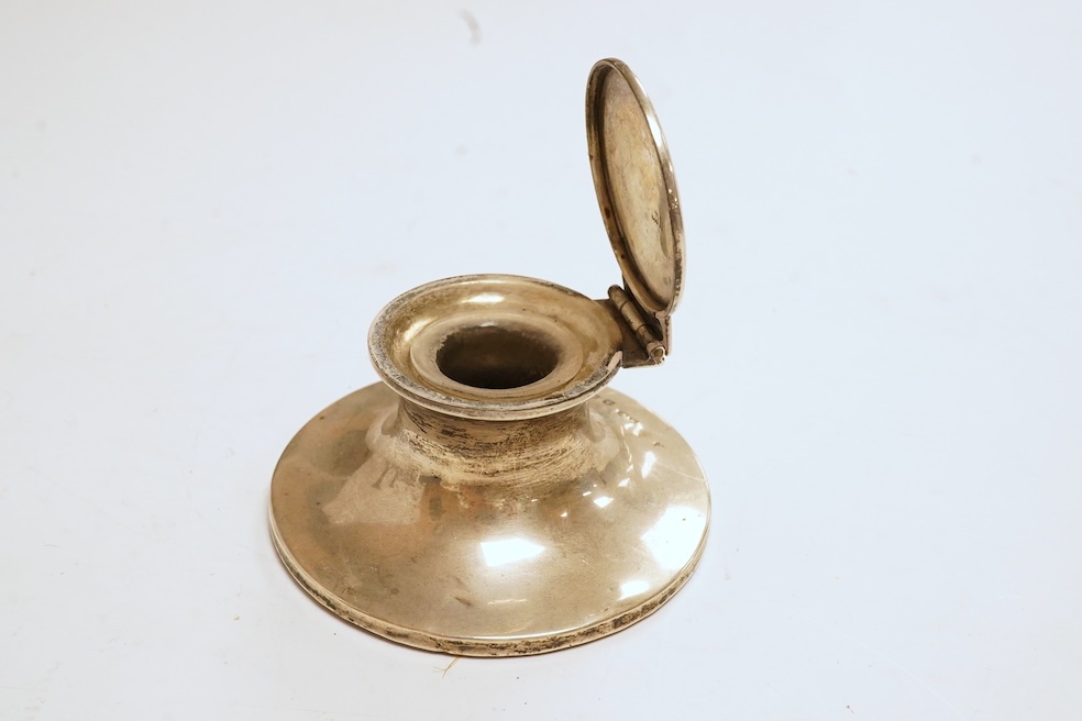 A late Victorian silver small cruet stand, with three mounted glass bottles, all Hukin & Heath, Birmingham, 1897, one associated bottle London, 1891, diameter 10.9cm, together with three assorted silver napkin rings, a s